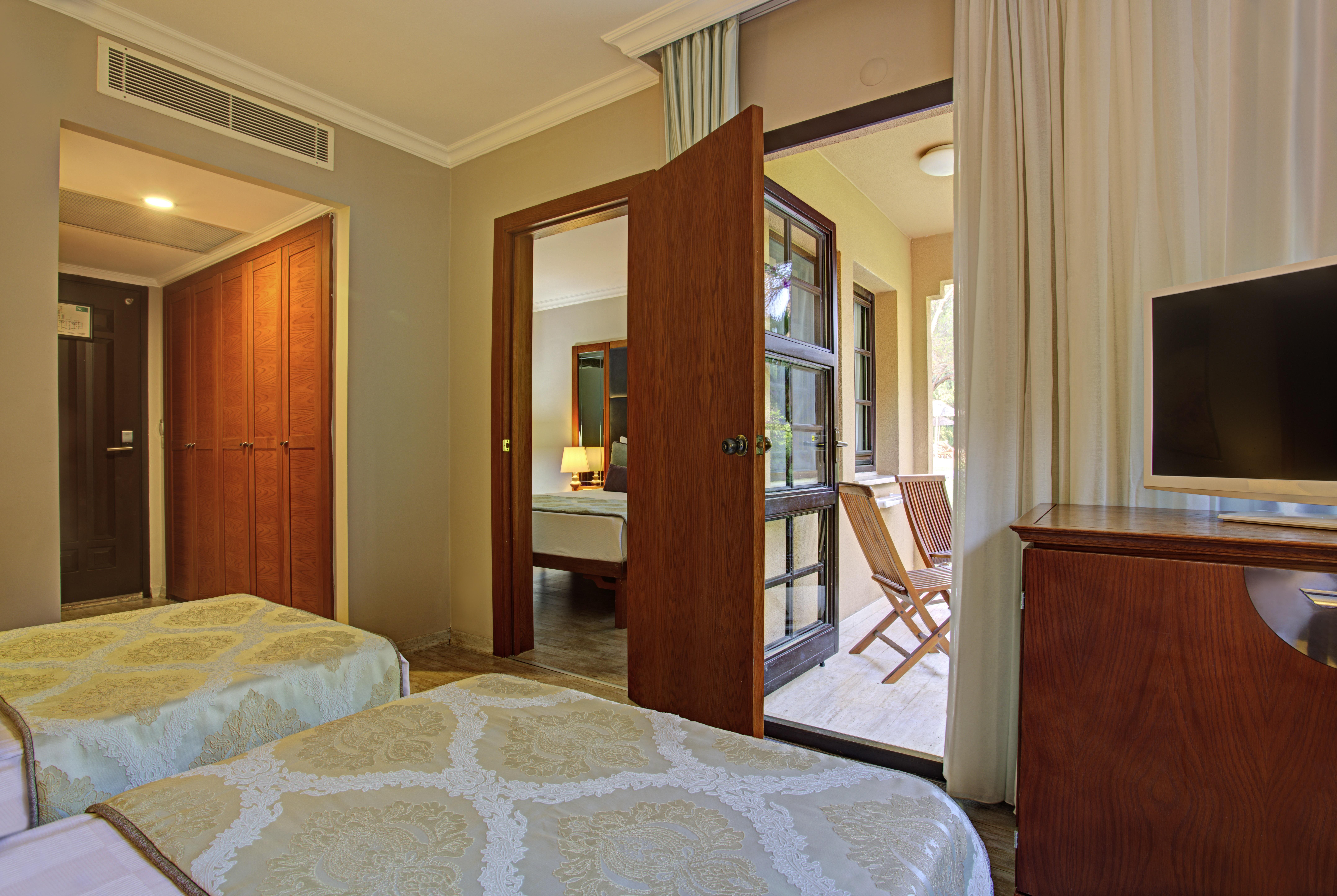 อควาเวิลด์ เบเล็ก Hotel อันตัลยา ภายนอก รูปภาพ A room at the hotel