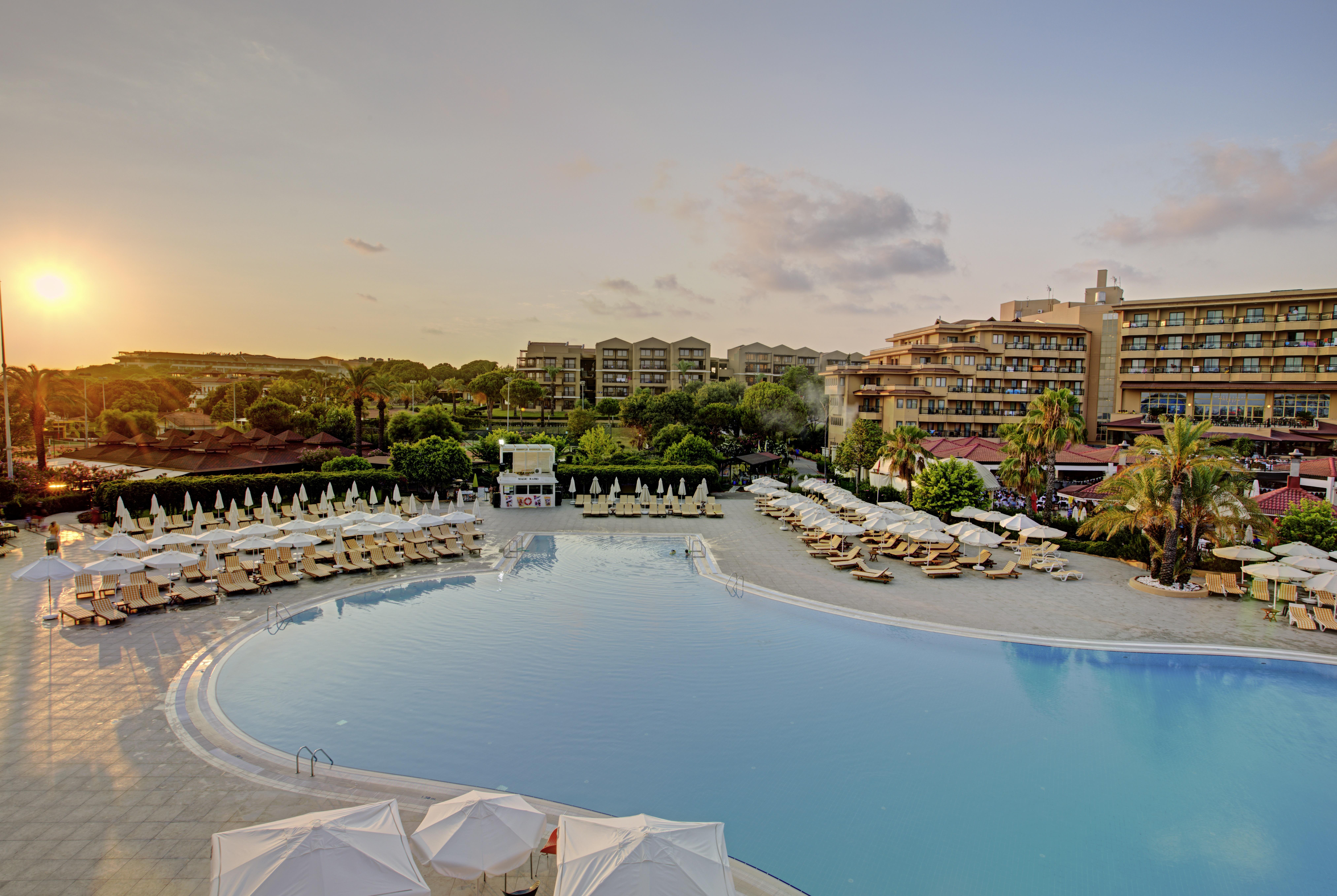 อควาเวิลด์ เบเล็ก Hotel อันตัลยา ภายนอก รูปภาพ The resort at sunset