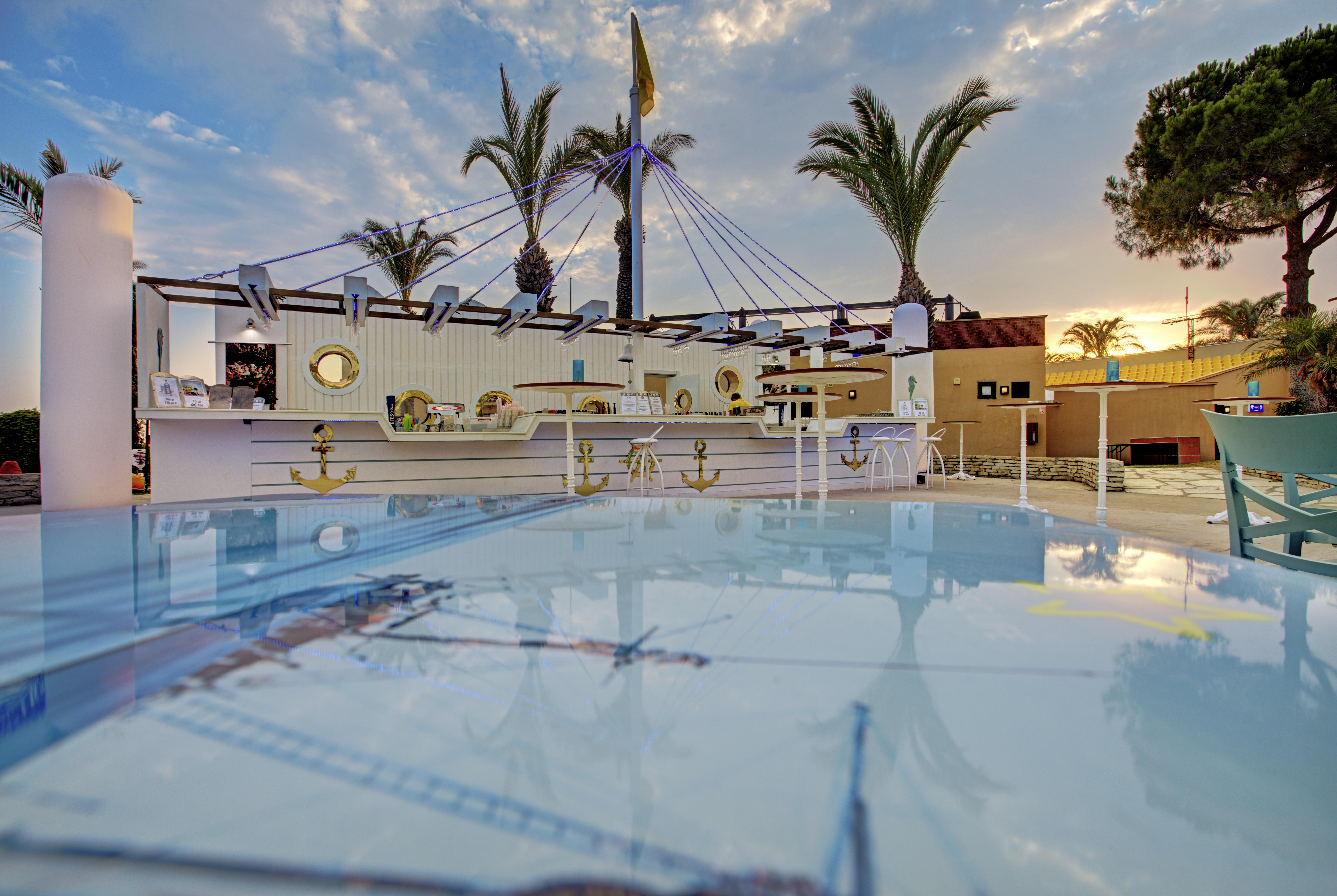 อควาเวิลด์ เบเล็ก Hotel อันตัลยา ภายนอก รูปภาพ The pool at the hotel