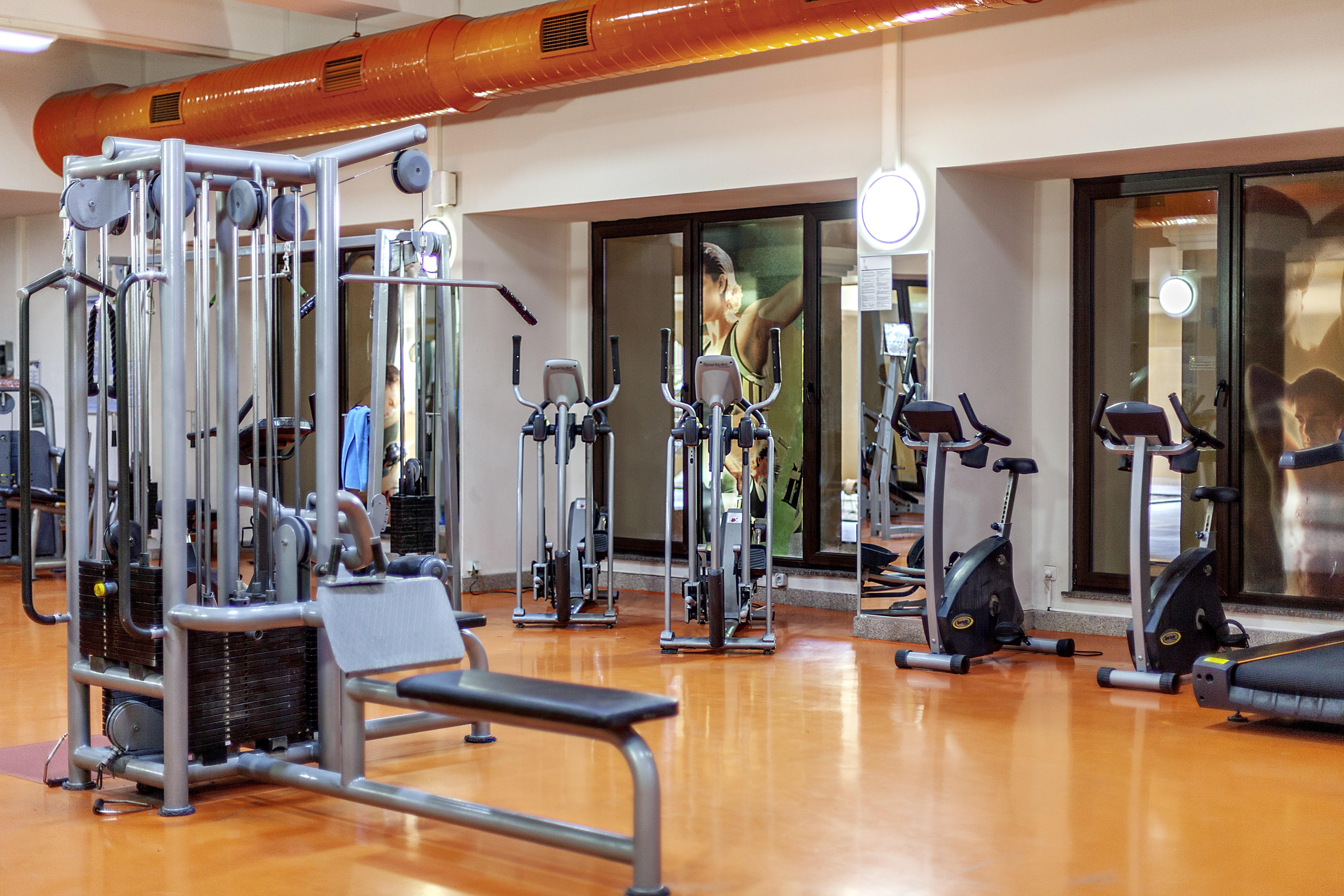 อควาเวิลด์ เบเล็ก Hotel อันตัลยา ภายนอก รูปภาพ A gym in a hotel