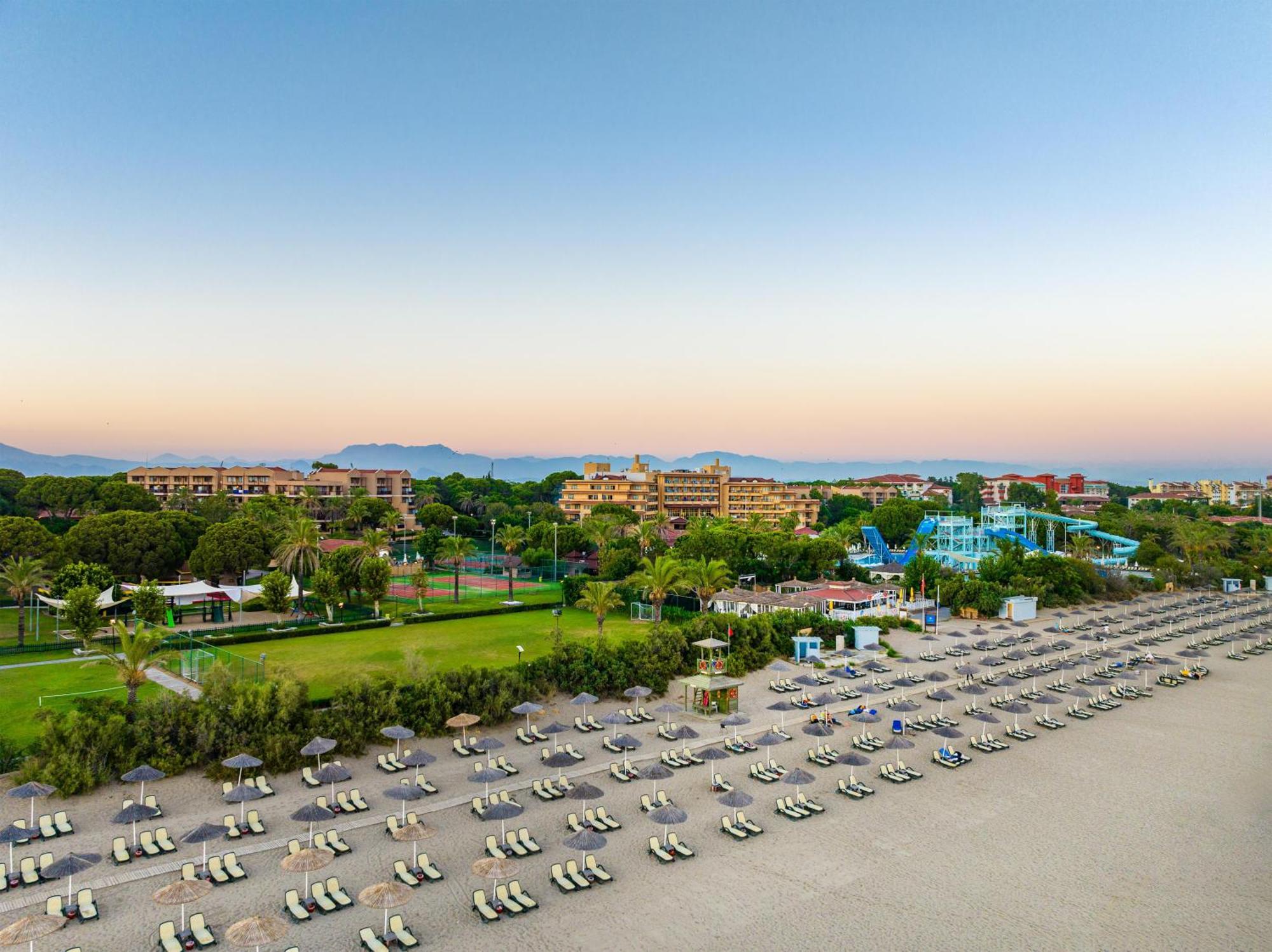 อควาเวิลด์ เบเล็ก Hotel อันตัลยา ภายนอก รูปภาพ Aerial view of the beach