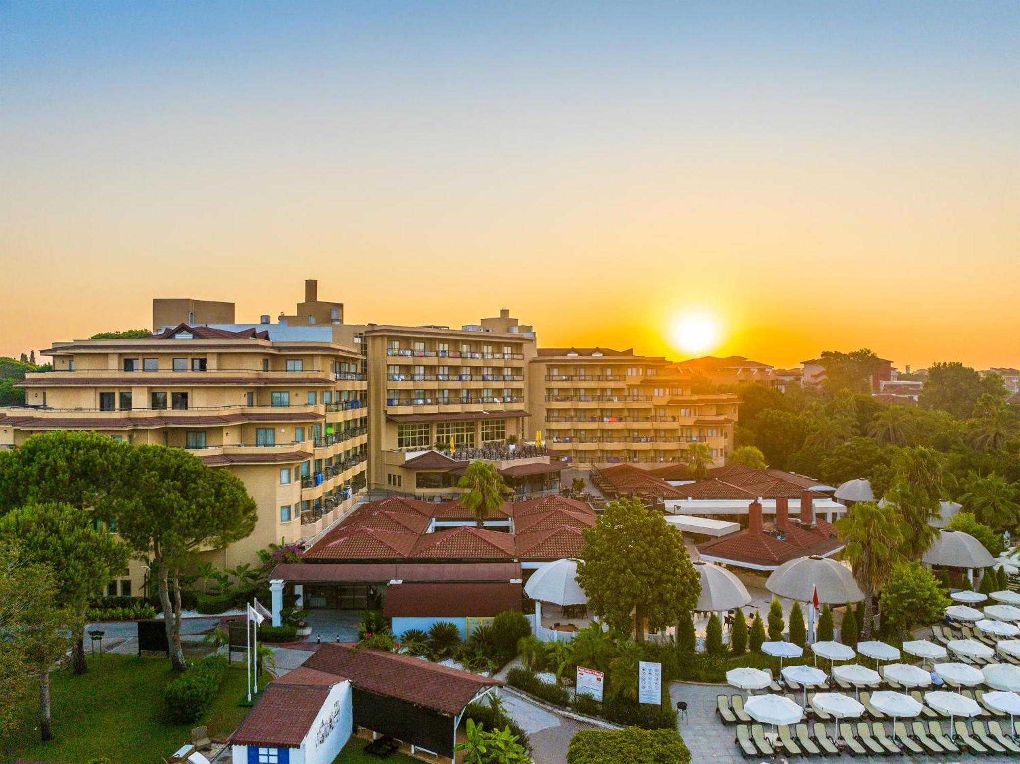 อควาเวิลด์ เบเล็ก Hotel อันตัลยา ภายนอก รูปภาพ Sunset at the hotel