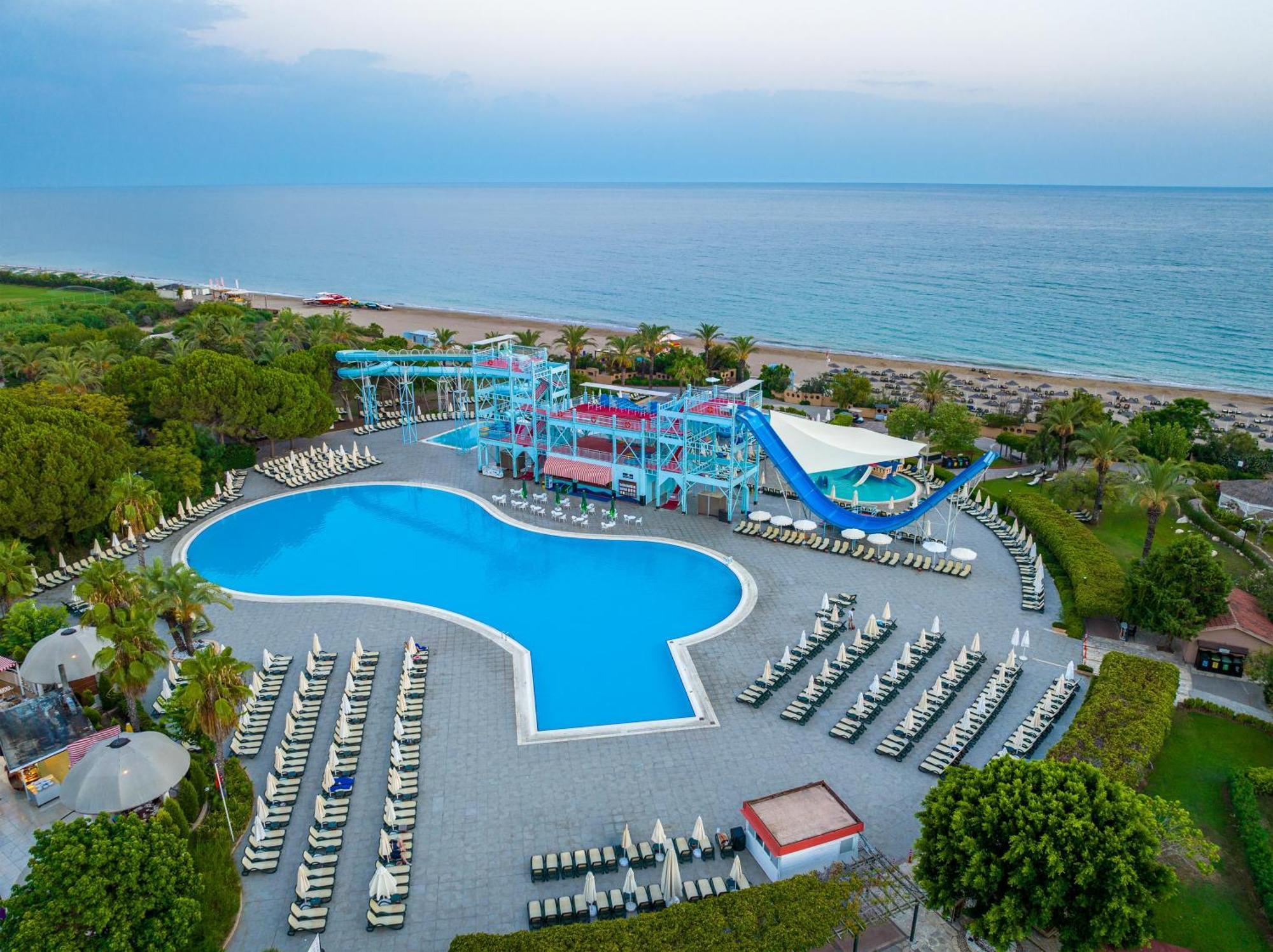 อควาเวิลด์ เบเล็ก Hotel อันตัลยา ภายนอก รูปภาพ Aerial view of the water park