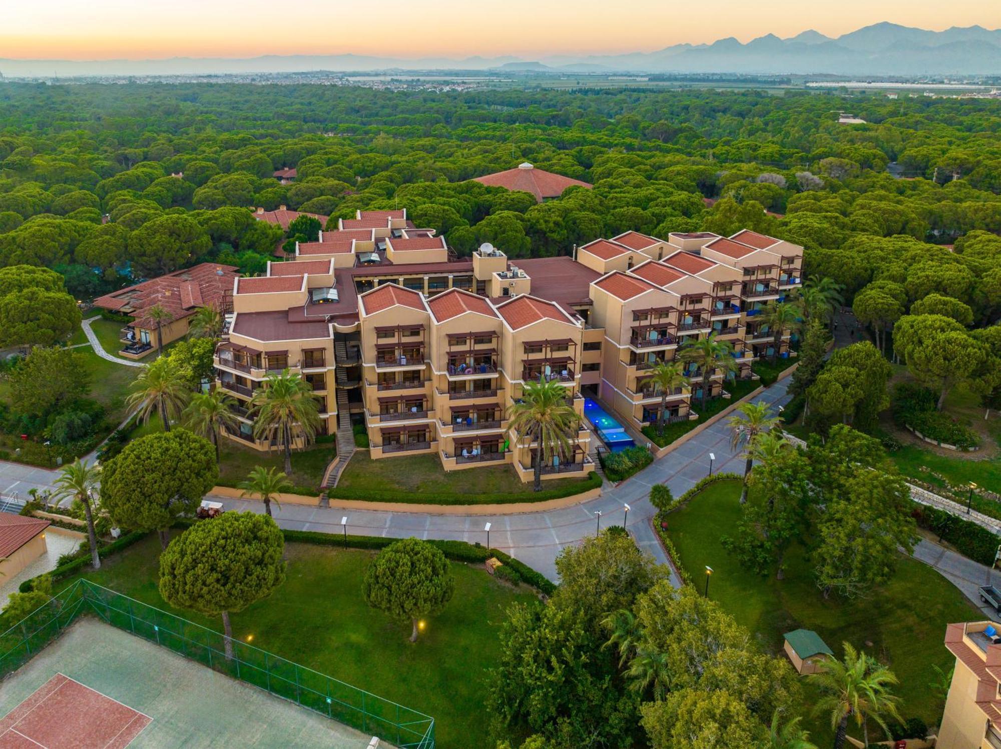 อควาเวิลด์ เบเล็ก Hotel อันตัลยา ภายนอก รูปภาพ Aerial view of the resort