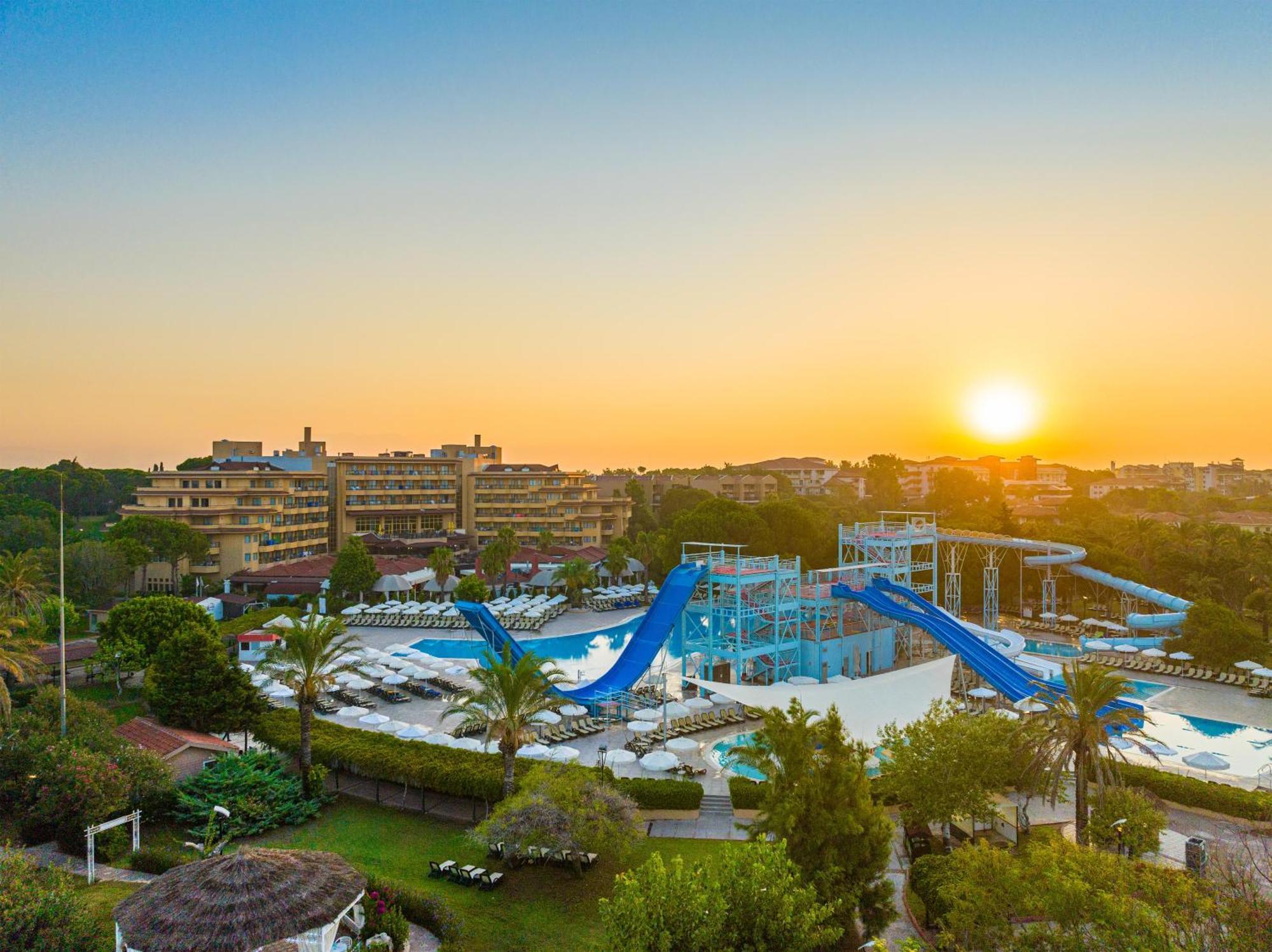 อควาเวิลด์ เบเล็ก Hotel อันตัลยา ภายนอก รูปภาพ Sunset at the water park