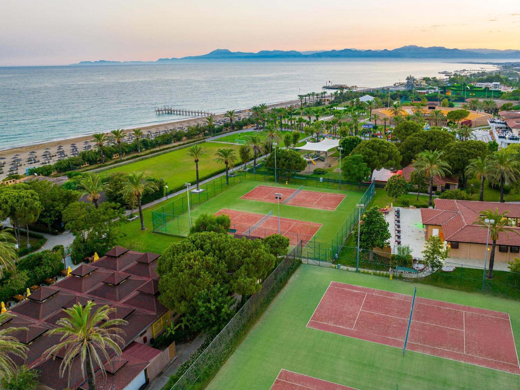อควาเวิลด์ เบเล็ก Hotel อันตัลยา ภายนอก รูปภาพ Tennis courts at the resort