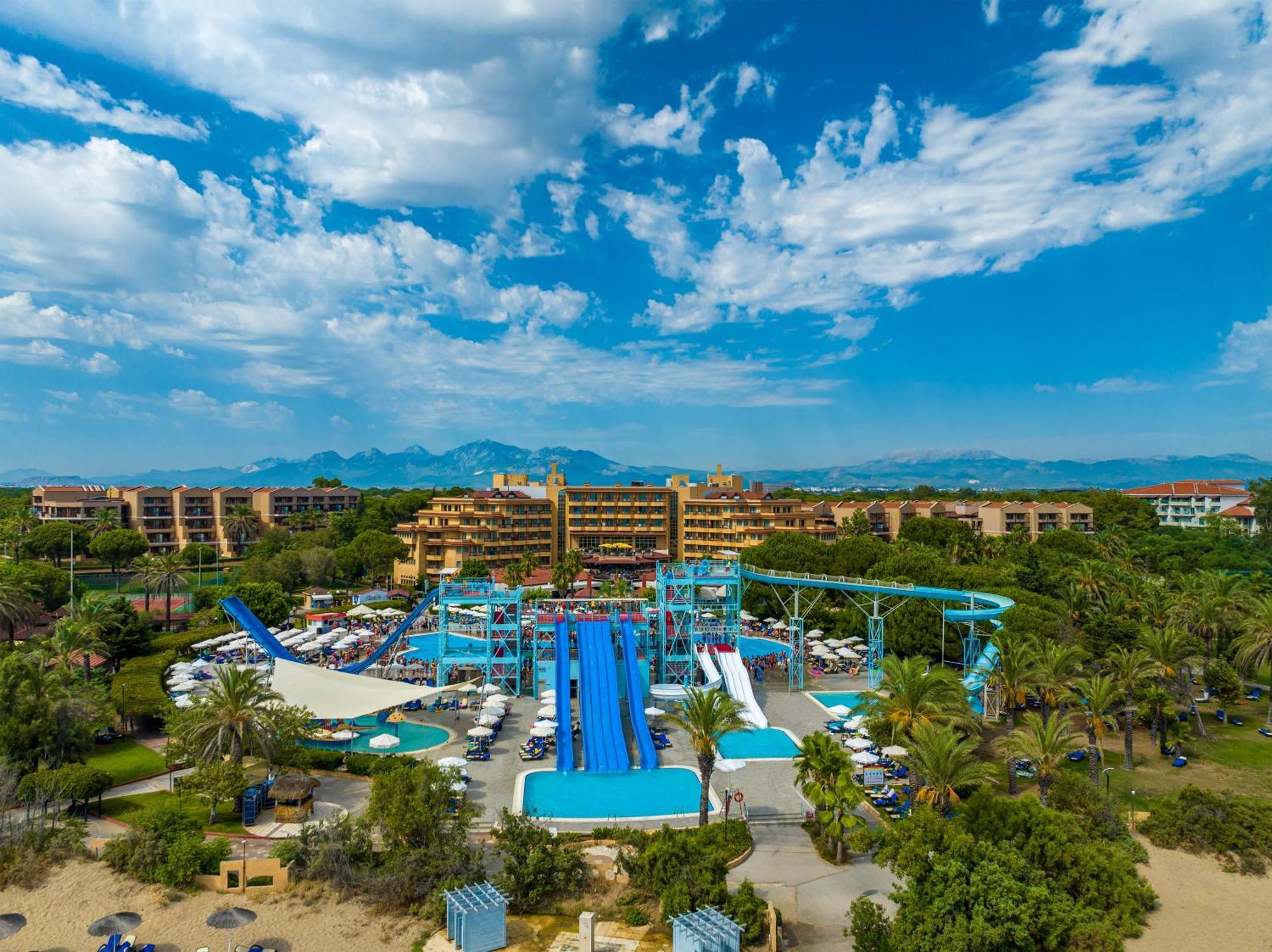 อควาเวิลด์ เบเล็ก Hotel อันตัลยา ภายนอก รูปภาพ Aerial view of the water park