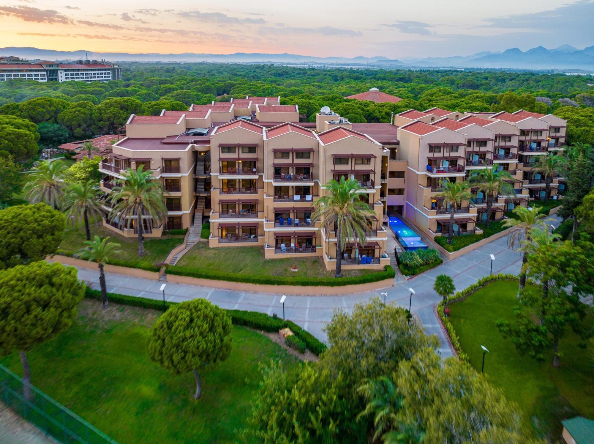 อควาเวิลด์ เบเล็ก Hotel อันตัลยา ภายนอก รูปภาพ The Village
