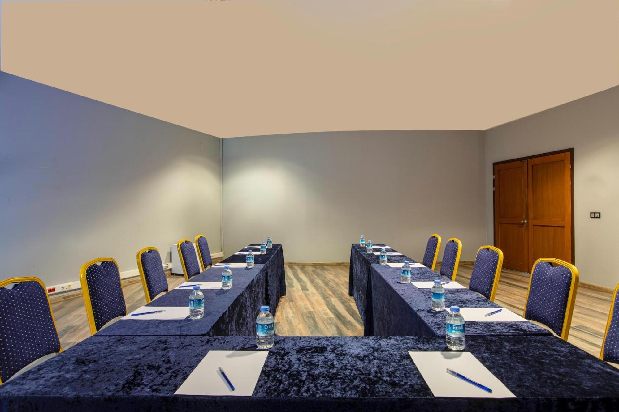 อควาเวิลด์ เบเล็ก Hotel อันตัลยา ภายนอก รูปภาพ Meeting room
