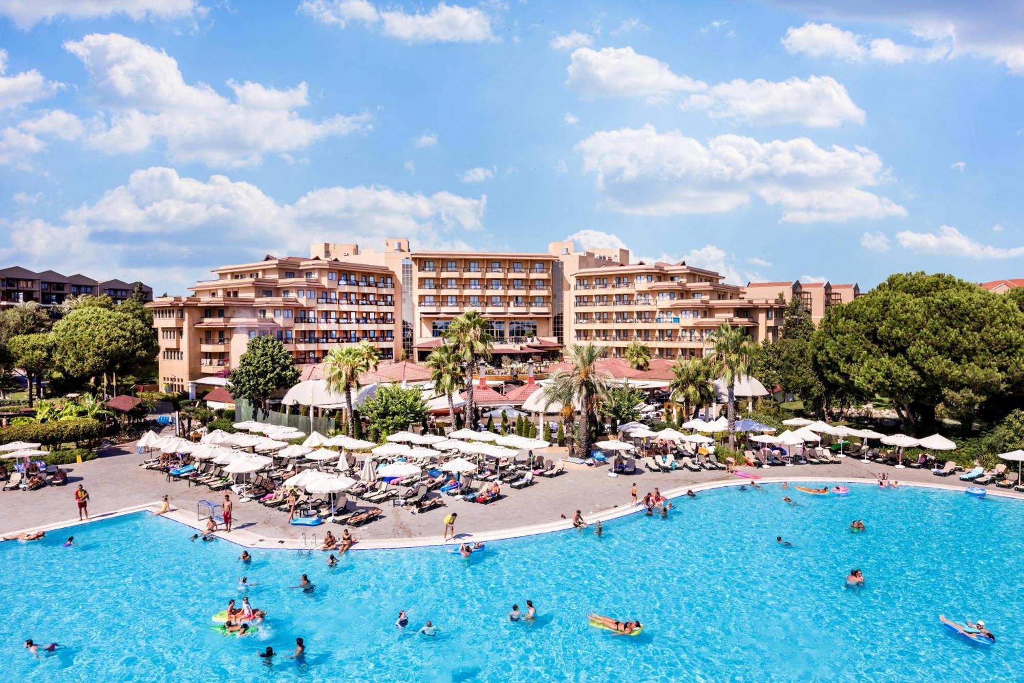 อควาเวิลด์ เบเล็ก Hotel อันตัลยา ภายนอก รูปภาพ The resort's main building