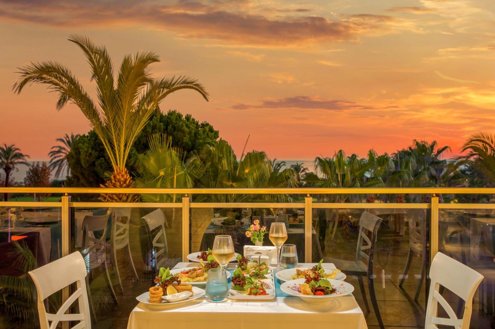 อควาเวิลด์ เบเล็ก Hotel อันตัลยา ภายนอก รูปภาพ Sunset at the hotel