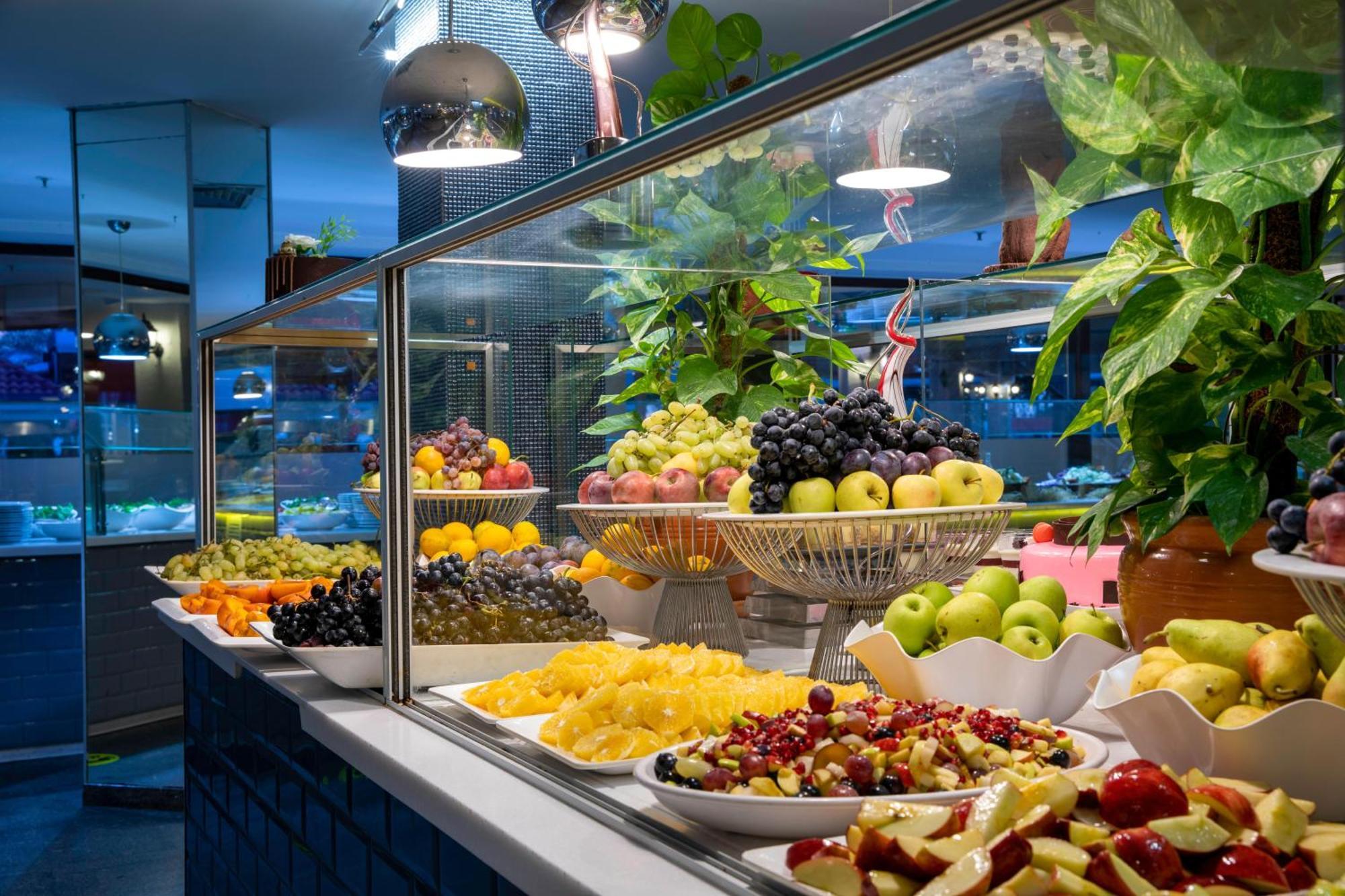 อควาเวิลด์ เบเล็ก Hotel อันตัลยา ภายนอก รูปภาพ A fruit salad bar