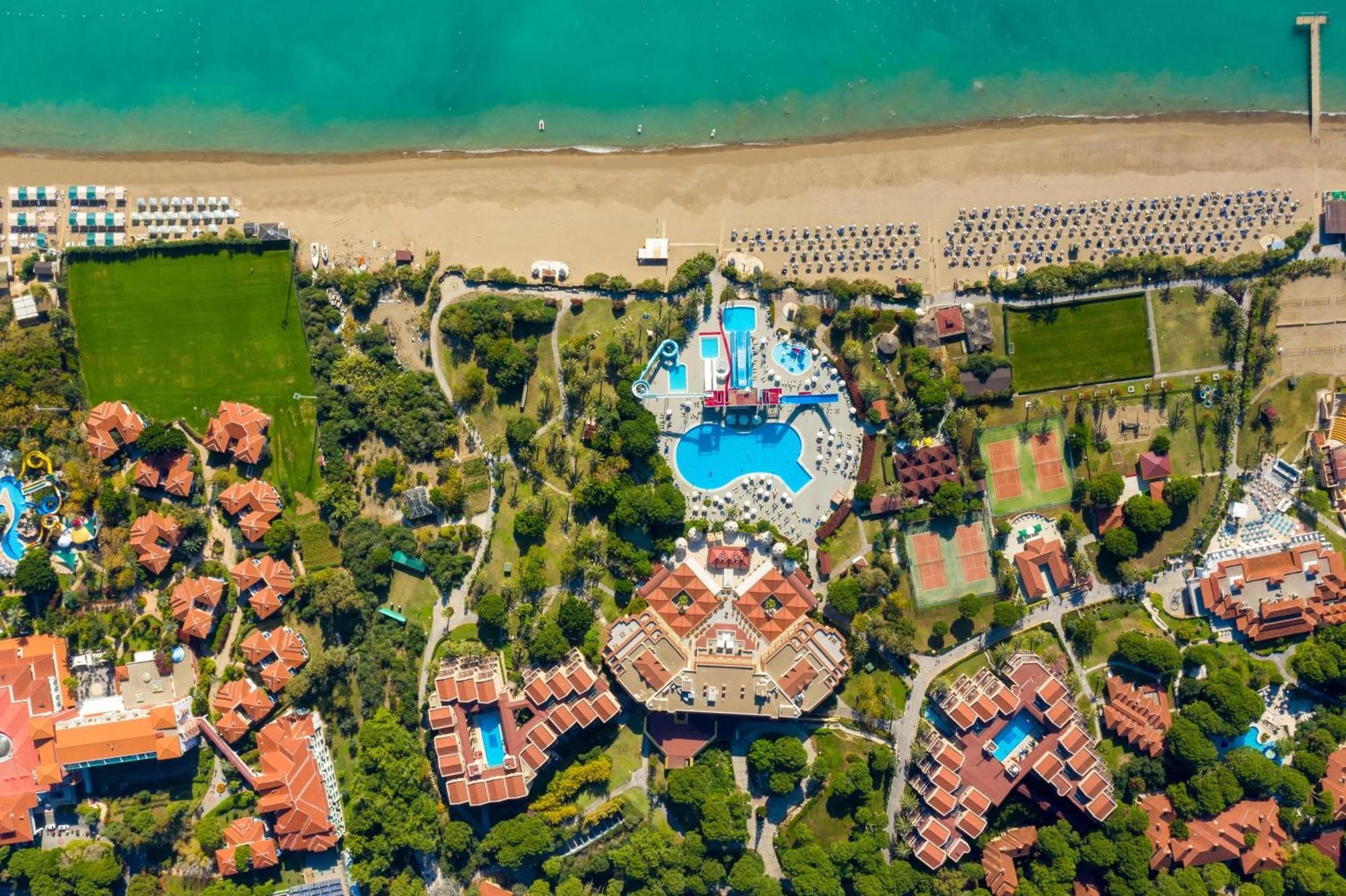 อควาเวิลด์ เบเล็ก Hotel อันตัลยา ภายนอก รูปภาพ Aerial view of the resort