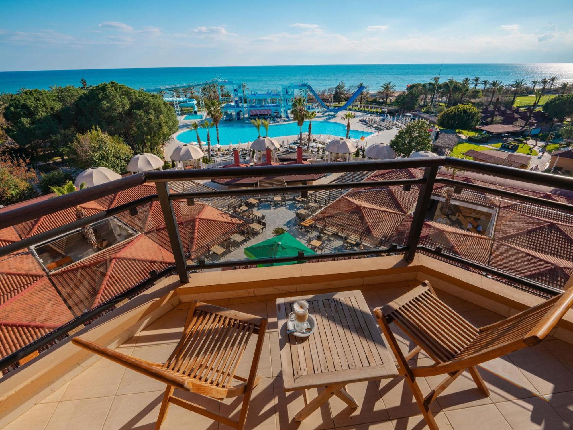 อควาเวิลด์ เบเล็ก Hotel อันตัลยา ภายนอก รูปภาพ View from the balcony of a hotel room